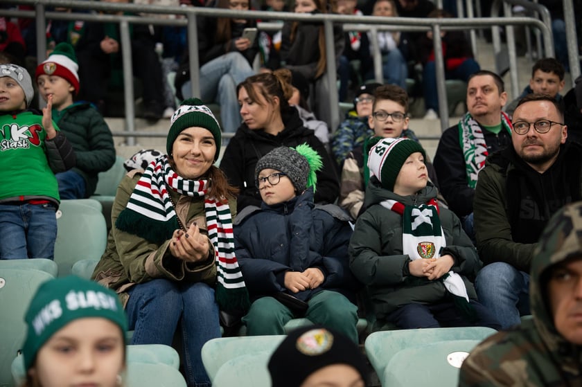 Kibice na meczu Śląska z Widzewem (2 marca 2024) na Tarczyński Arenie